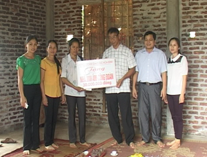 Lãnh đạo Công đoàn ngành GD-ĐT tỉnh trao tiền hỗ trợ làm nhà cho giáo viên nghèo.